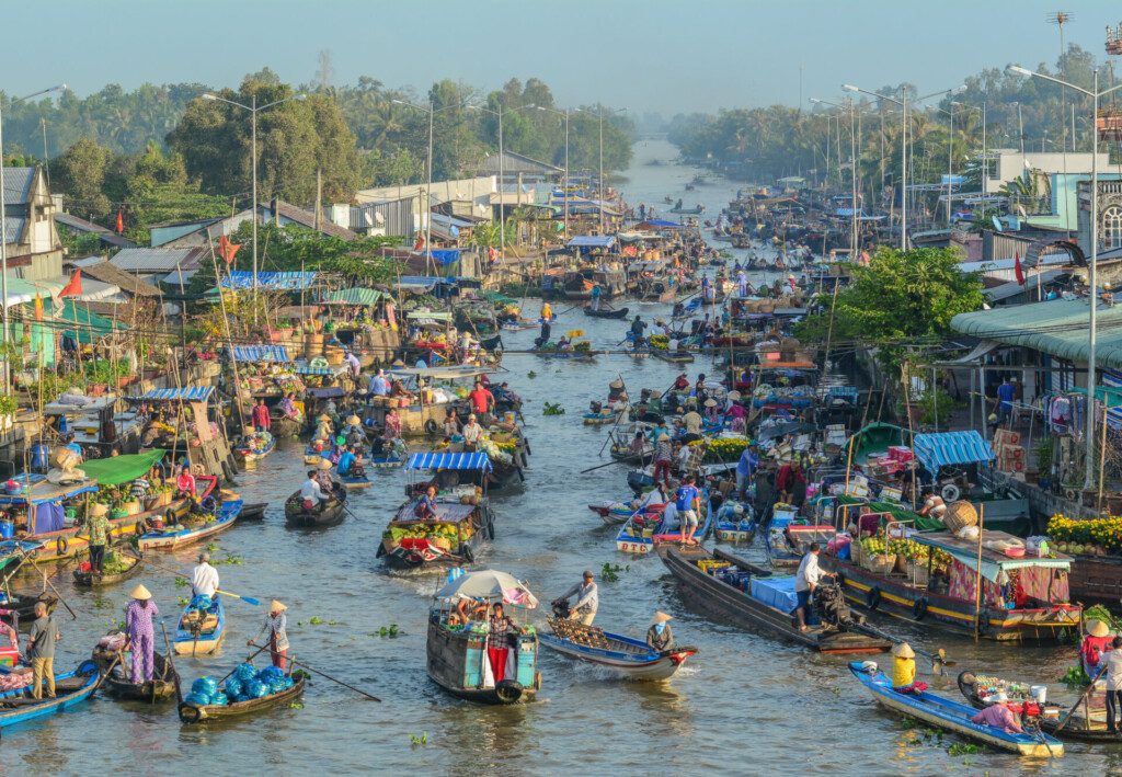 Marché flottant sur le Mekong au Vietnam