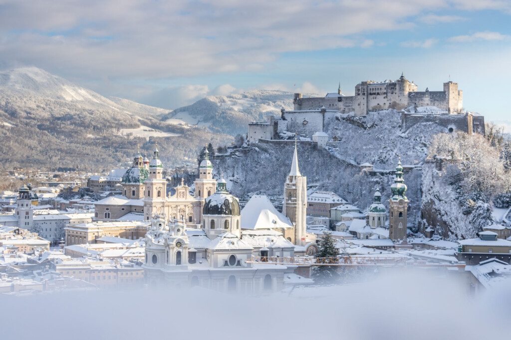 Panorama de Salzbourg en hiver avec son centre historique enneigé