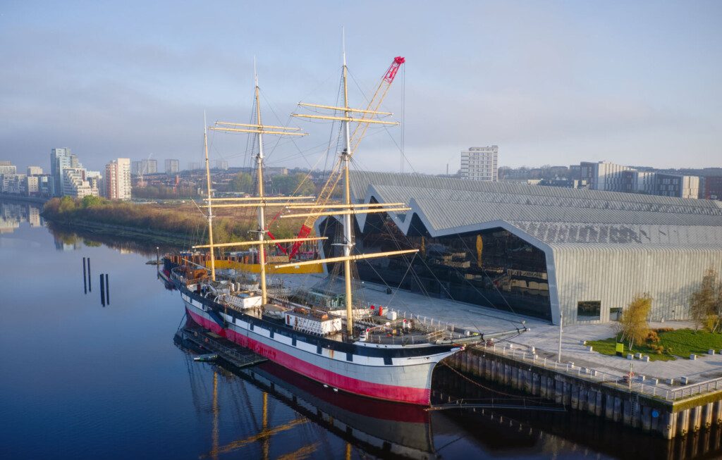 Riverside Museum et le grand voilier sur la rivière Clyde