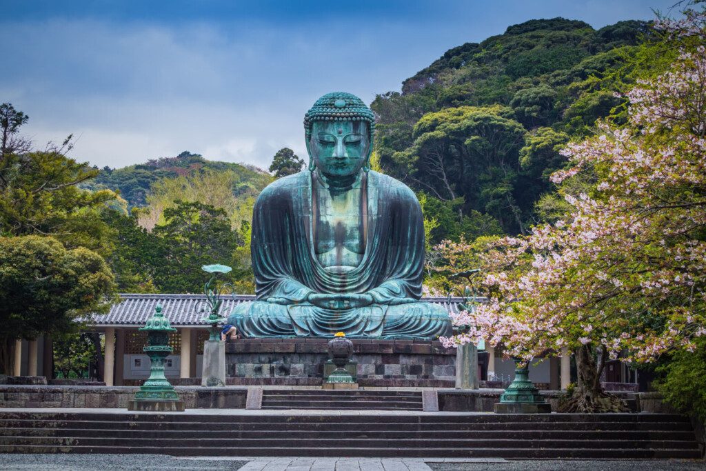 Statue en bronze du Grand Bouddha à Kamakura, temple Kotokuin (Japon)