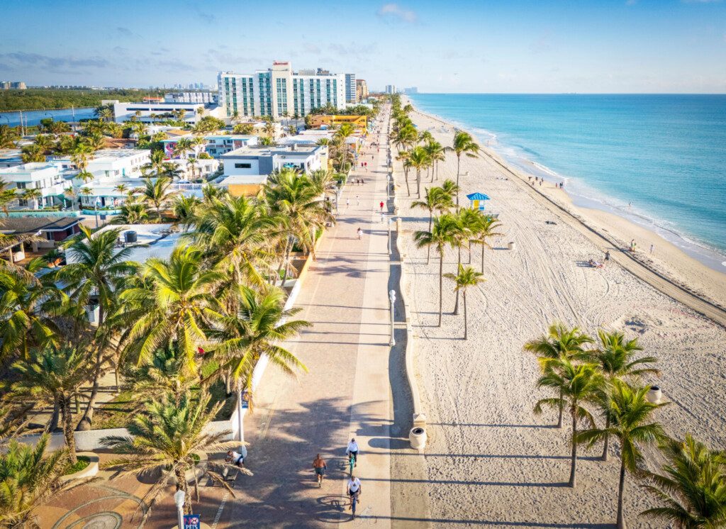 Tôt le matin, à Hollywood Beach, près de Miami