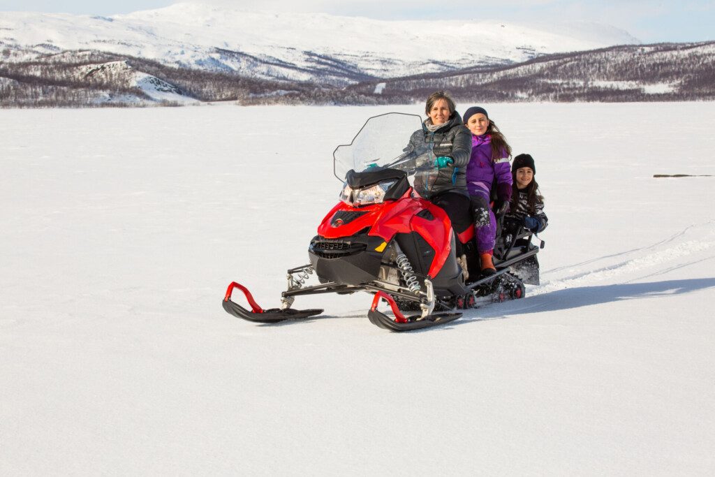 Un tour de motoneige en famille en Laponie