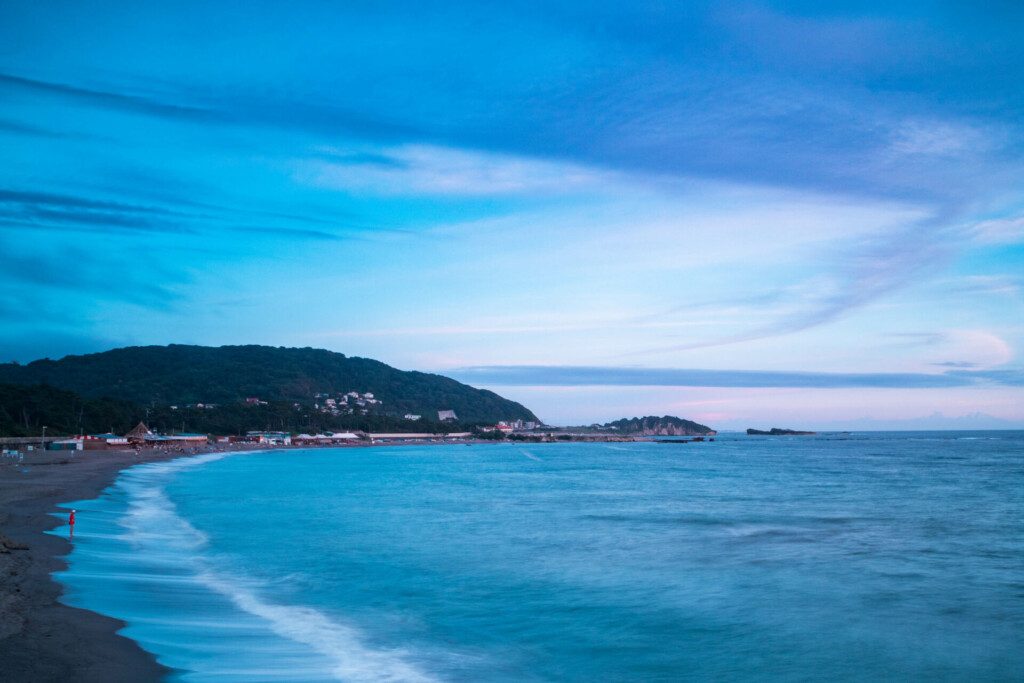 Vue sur la plage de Hayama au Japon alentours de Tokyo