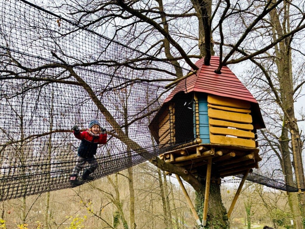 Bois des Lutins Lyon-Est-Diemoz avec enfant en hiver