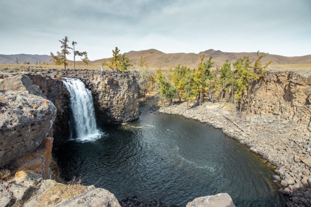 Cascade de la rivière Orkhon en automne (Mongolie)