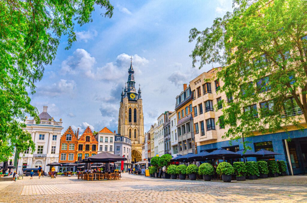 La Grand-Place de Courtrai, à une heure de Bruges