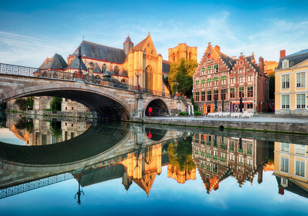 La ville de Gand, située à 45min de Bruges