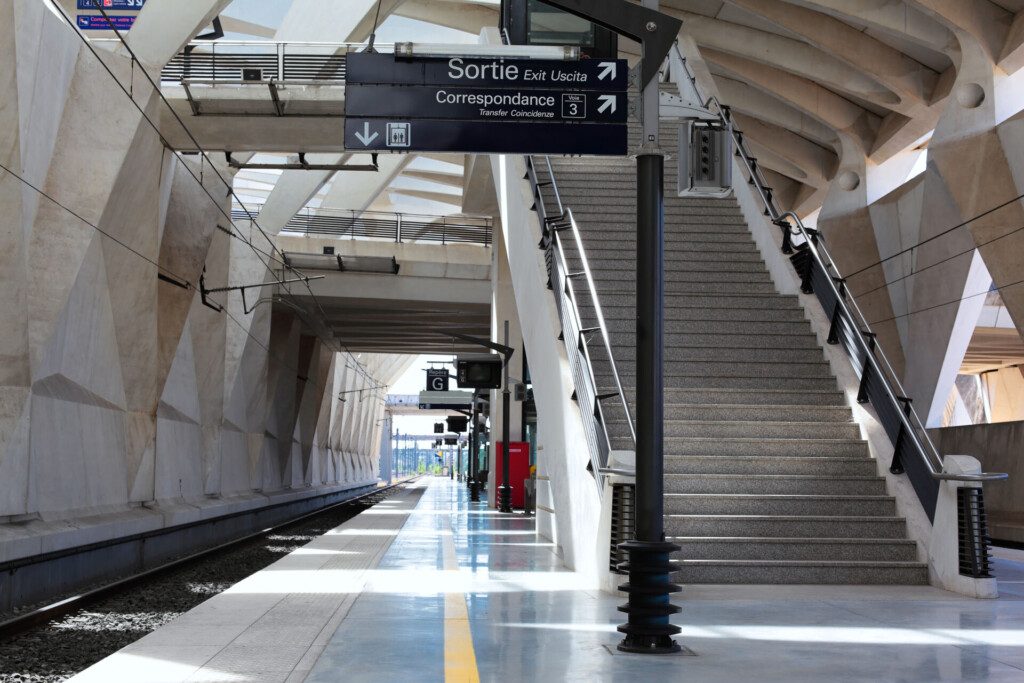 Quai de gare à l'aéroport de Lyon Saint Exupery