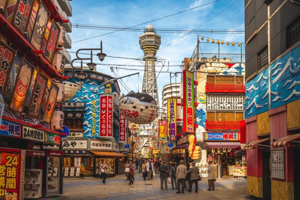 Rue de Shinsekai avec la tour Tsutenkaku à Osaka