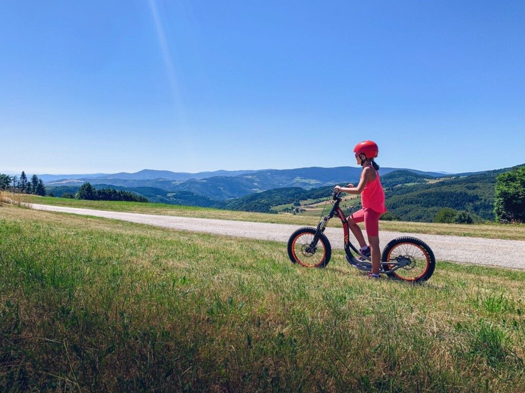 Trottinette avec enfant dans le Parc Naturel du Pilat autour de Lyon