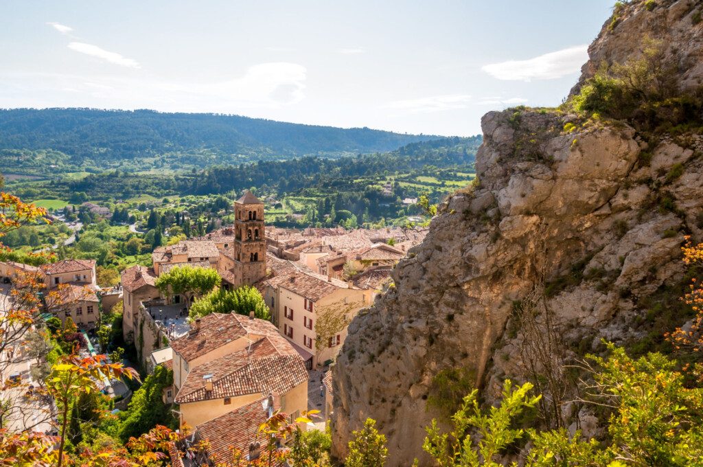 Vue sur Moustiers-Sainte-Marie depuis les falaises