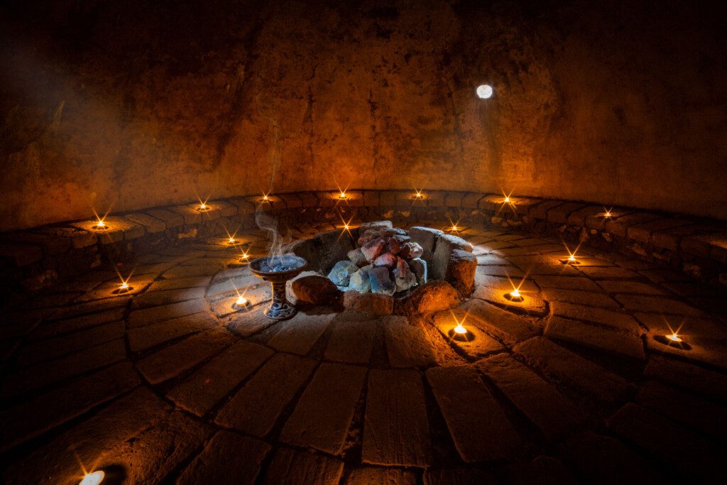 Intérieur d'un Temazcal, bain de vapeur préhispanique, Chiapas, Mexique