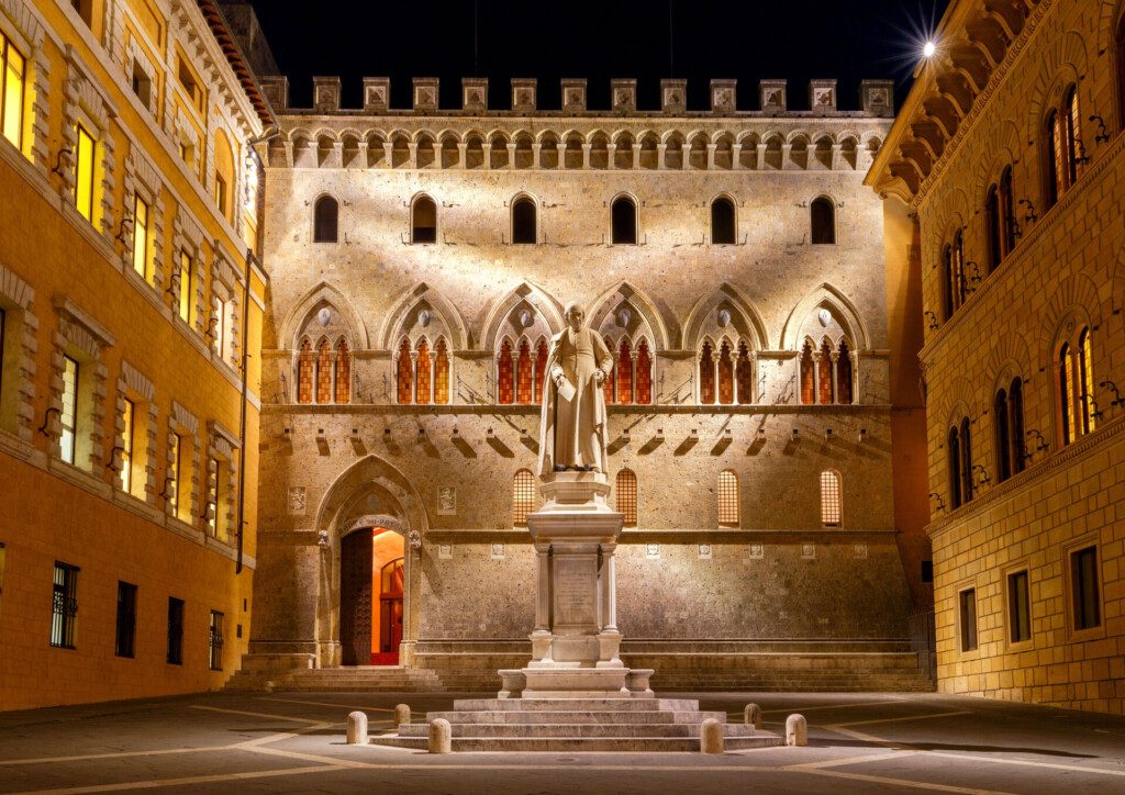 La piazza Salimbeni de nuit, dans le centre de Sienne