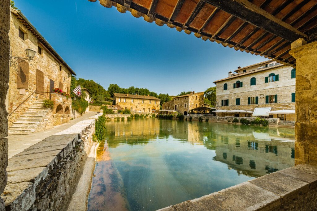 Une place de village originale à Bagno Vignoni