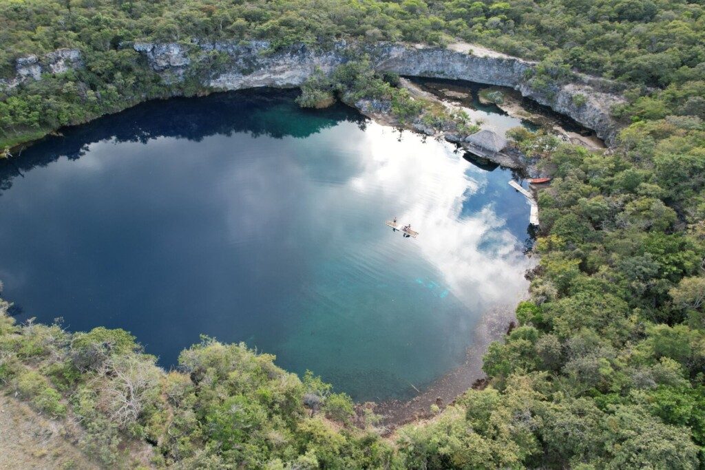 Vue aérienne du cenote de Chucumaltik (Chiapas, au Mexique)