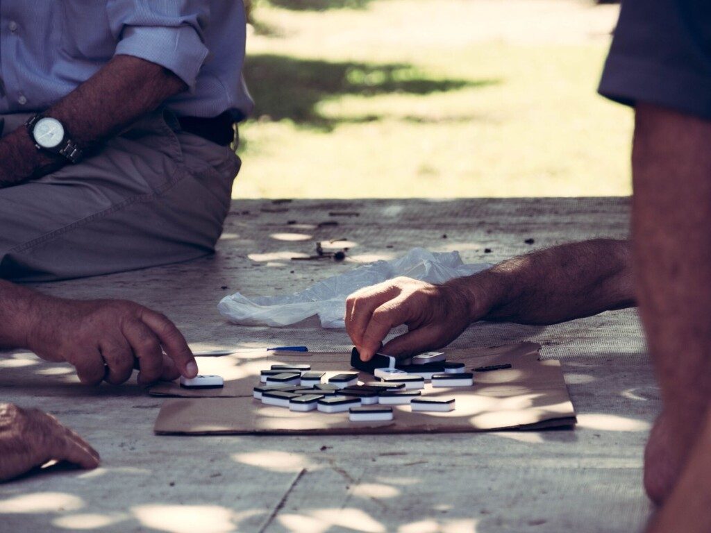 Partie de dominos en Albanie